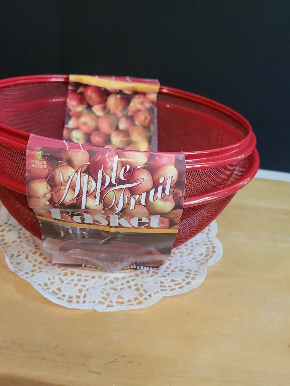 Apple-Shaped Plastic Mesh Fruit Basket w/ Lid, Free Standing, Large 9in Red. NEW